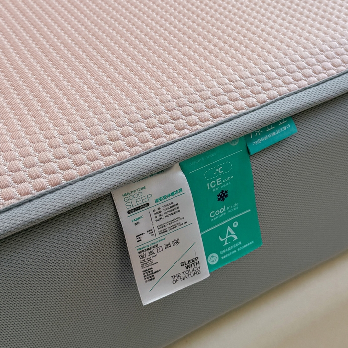 91家纺网 家纺一手货源 找家纺 凯罗 2026新款华夫格凉泡泡绣花凉席席子-床笠款 乐享狂嗨-粉