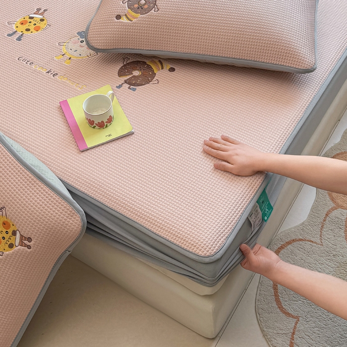 91家纺网 家纺一手货源 找家纺 凯罗 2026新款华夫格凉泡泡绣花凉席席子-床笠款 乐享狂嗨-粉