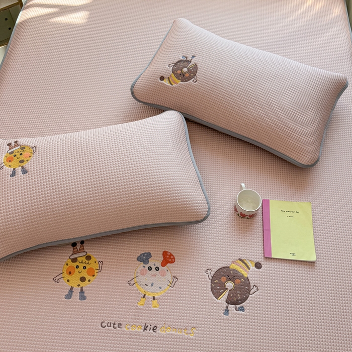 91家纺网 家纺一手货源 找家纺 凯罗 2026新款华夫格凉泡泡绣花凉席席子-床笠款 乐享狂嗨-粉