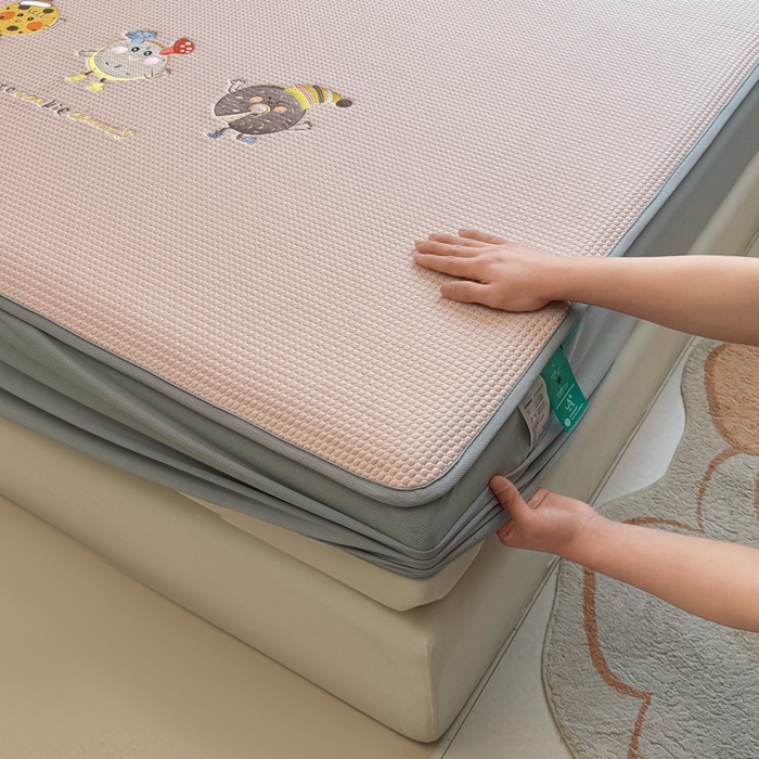 91家纺网 家纺一手货源 找家纺 凯罗 2026新款华夫格凉泡泡绣花凉席席子-床笠款 乐享狂嗨-粉