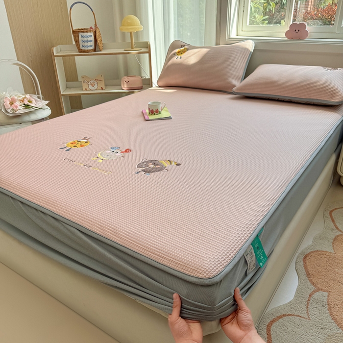 91家纺网 家纺一手货源 找家纺 凯罗 2026新款华夫格凉泡泡绣花凉席席子-床笠款 乐享狂嗨-粉