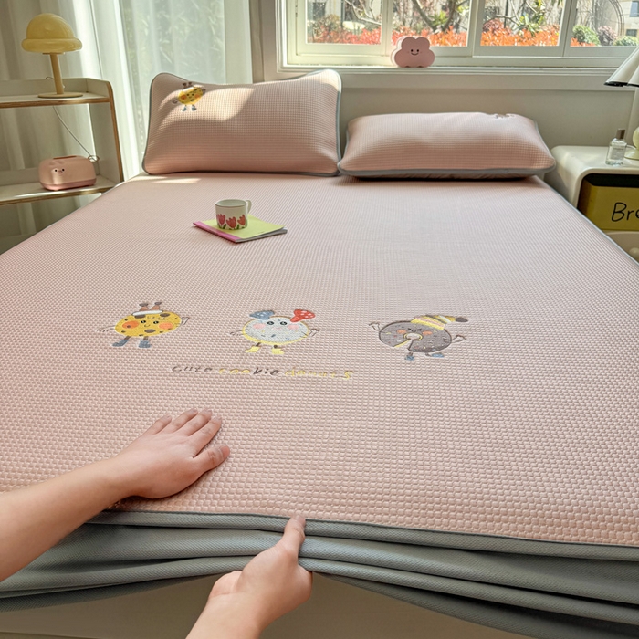 91家纺网 家纺一手货源 找家纺 凯罗 2026新款华夫格凉泡泡绣花凉席席子-床笠款 乐享狂嗨-粉