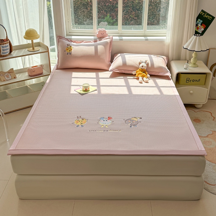 91家纺网 家纺一手货源 找家纺 凯罗 2026新款华夫格凉泡泡绣花凉席席子-床席款 乐享狂嗨-粉