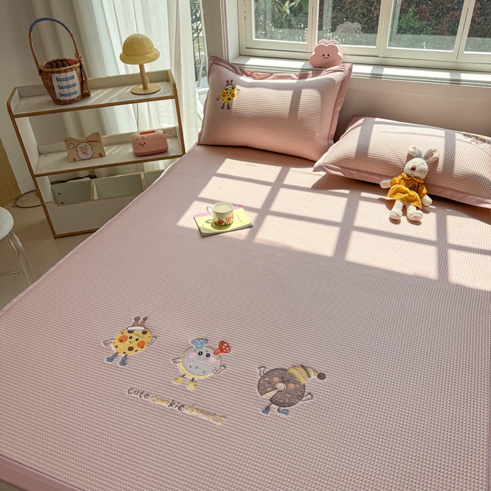 91家纺网 家纺一手货源 找家纺 凯罗 2026新款华夫格凉泡泡绣花凉席席子-床席款 乐享狂嗨-粉