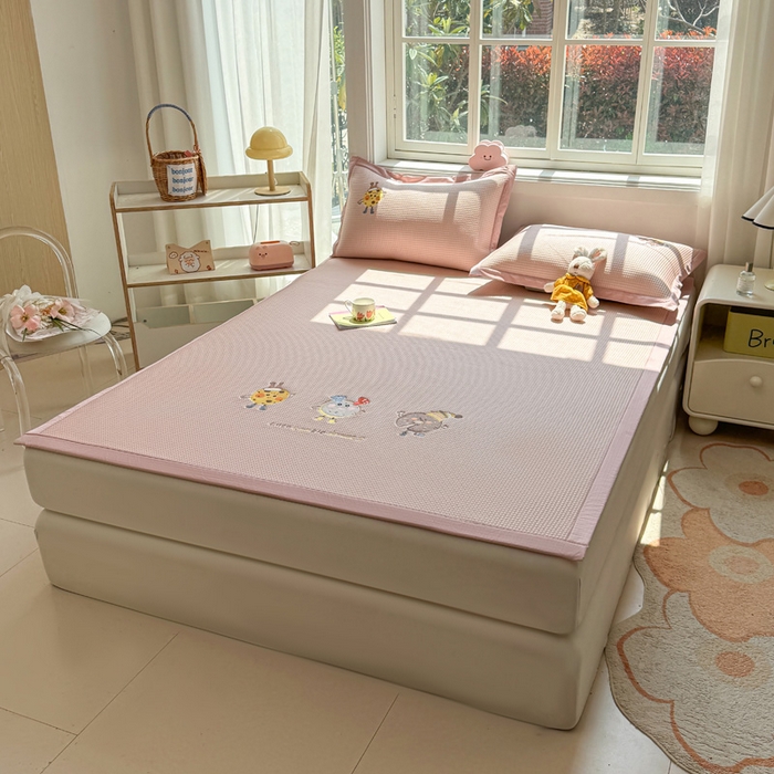 91家纺网 家纺一手货源 找家纺 凯罗 2026新款华夫格凉泡泡绣花凉席席子-床席款 乐享狂嗨-粉