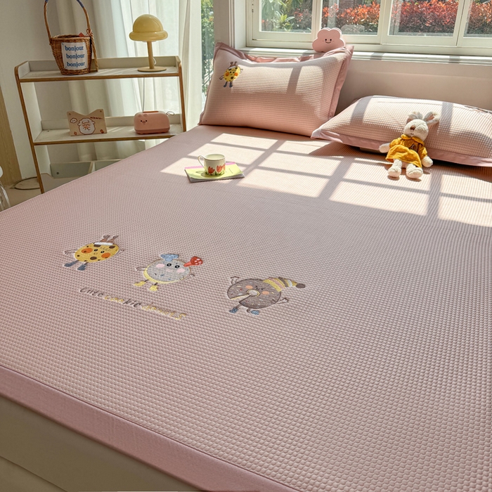 91家纺网 家纺一手货源 找家纺 凯罗 2026新款华夫格凉泡泡绣花凉席席子-床席款 乐享狂嗨-粉