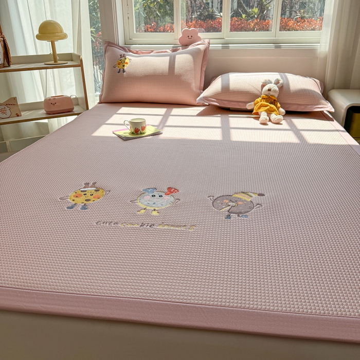 91家纺网 家纺一手货源 找家纺 凯罗 2026新款华夫格凉泡泡绣花凉席席子-床席款 乐享狂嗨-粉