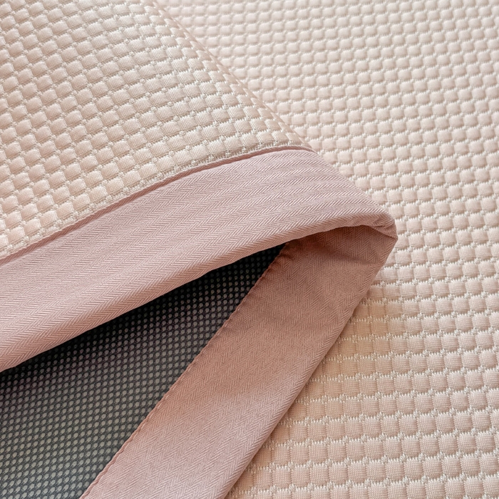 91家纺网 家纺一手货源 找家纺 凯罗 2026新款华夫格凉泡泡绣花凉席席子-床席款 乐享狂嗨-粉