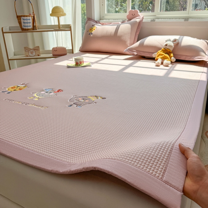 91家纺网 家纺一手货源 找家纺 凯罗 2026新款华夫格凉泡泡绣花凉席席子-床席款 乐享狂嗨-粉