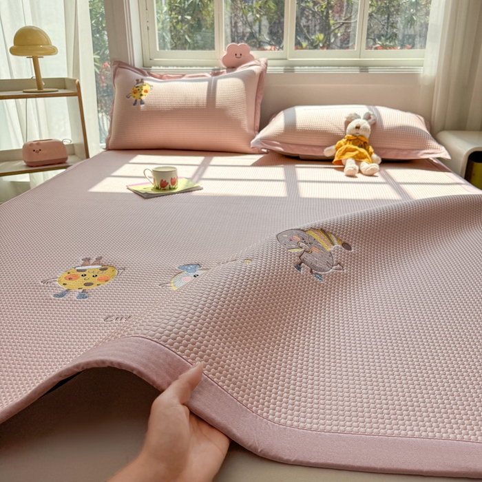 91家纺网 家纺一手货源 找家纺 凯罗 2026新款华夫格凉泡泡绣花凉席席子-床席款 乐享狂嗨-粉