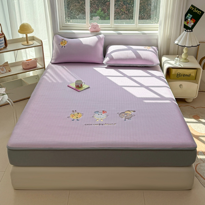 91家纺网 家纺一手货源 找家纺 凯罗 2026新款华夫格凉泡泡绣花凉席席子-床笠款 乐享狂嗨-紫