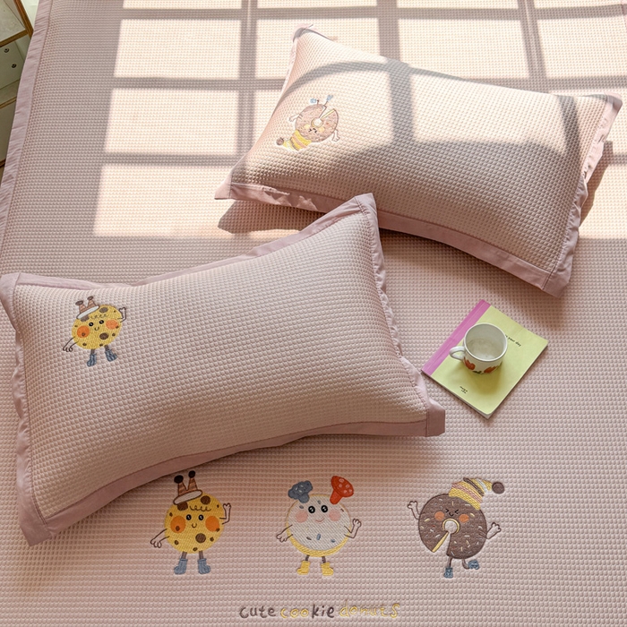 91家纺网 家纺一手货源 找家纺 凯罗 2026新款华夫格凉泡泡绣花凉席席子-床席款 乐享狂嗨-粉