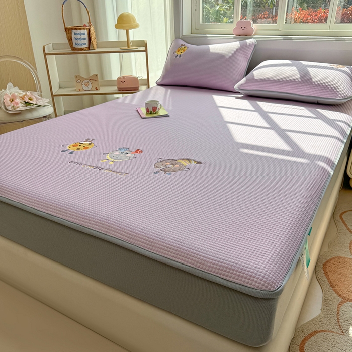 91家纺网 家纺一手货源 找家纺 凯罗 2026新款华夫格凉泡泡绣花凉席席子-床笠款 乐享狂嗨-紫