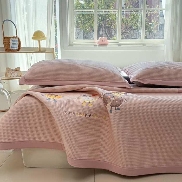 91家纺网 家纺一手货源 找家纺 凯罗 2026新款华夫格凉泡泡绣花凉席席子-床席款 乐享狂嗨-粉