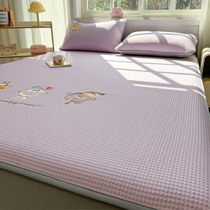 91家纺网 家纺一手货源 找家纺 凯罗 2026新款华夫格凉泡泡绣花凉席席子-床笠款 乐享狂嗨-紫