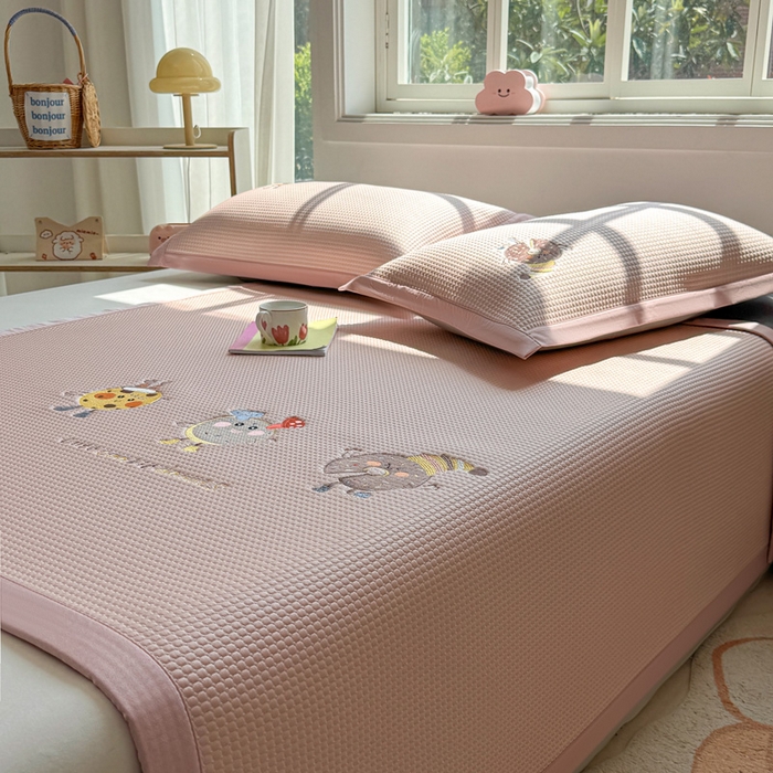 91家纺网 家纺一手货源 找家纺 凯罗 2026新款华夫格凉泡泡绣花凉席席子-床席款 乐享狂嗨-粉