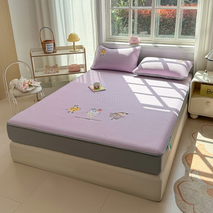 91家纺网 家纺一手货源 找家纺 凯罗 2026新款华夫格凉泡泡绣花凉席席子-床笠款 乐享狂嗨-紫