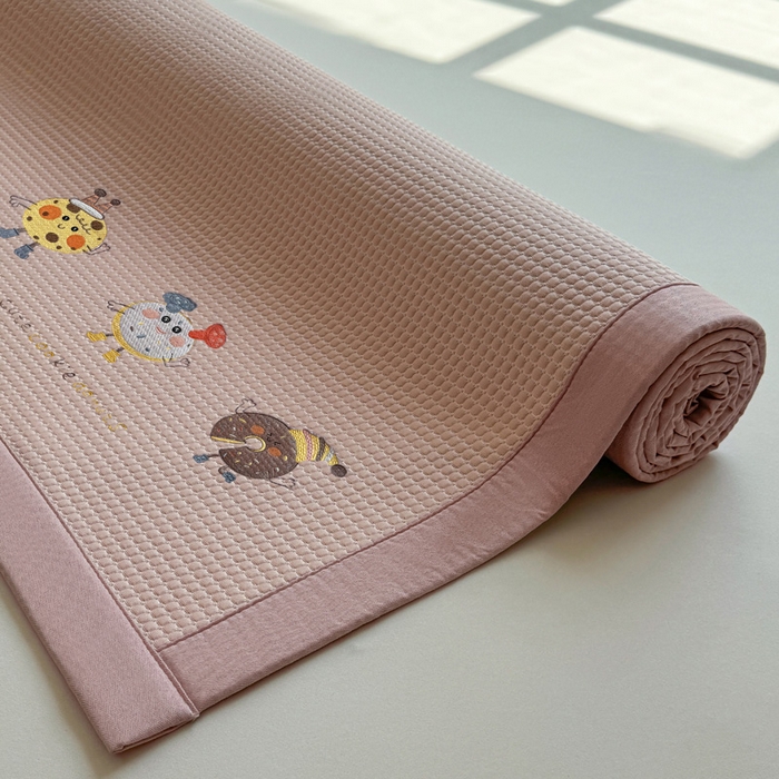 91家纺网 家纺一手货源 找家纺 凯罗 2026新款华夫格凉泡泡绣花凉席席子-床席款 乐享狂嗨-粉