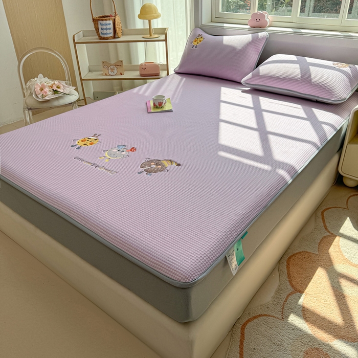 91家纺网 家纺一手货源 找家纺 凯罗 2026新款华夫格凉泡泡绣花凉席席子-床笠款 乐享狂嗨-紫