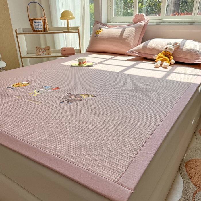 91家纺网 家纺一手货源 找家纺 凯罗 2026新款华夫格凉泡泡绣花凉席席子-床席款 乐享狂嗨-粉