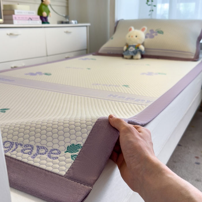 91家纺网 家纺一手货源 找家纺 凯罗 2026新款A类凉豆豆学生宿舍用床席可水洗凉席席子床席款 紫气东来-床席款