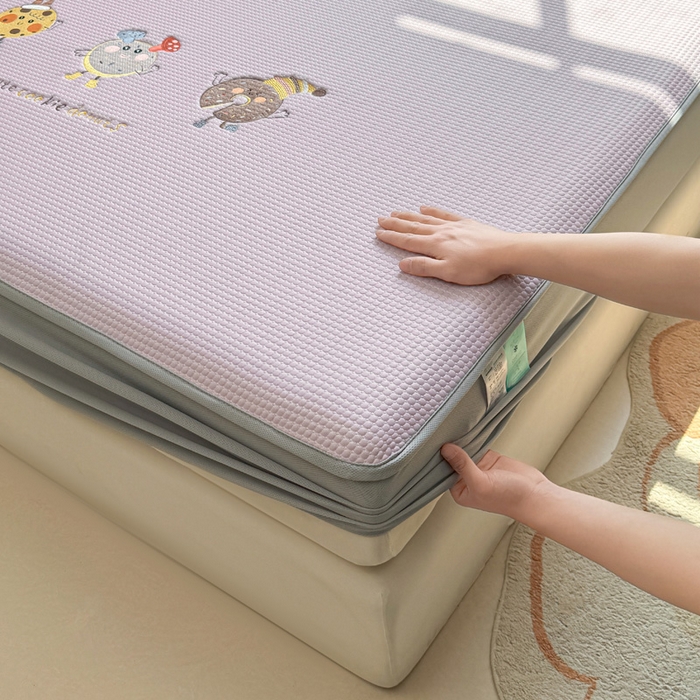 91家纺网 家纺一手货源 找家纺 凯罗 2026新款华夫格凉泡泡绣花凉席席子-床笠款 乐享狂嗨-紫