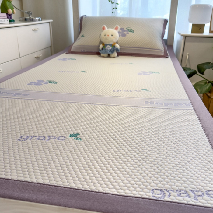 91家纺网 家纺一手货源 找家纺 凯罗 2026新款A类凉豆豆学生宿舍用床席可水洗凉席席子床席款 紫气东来-床席款