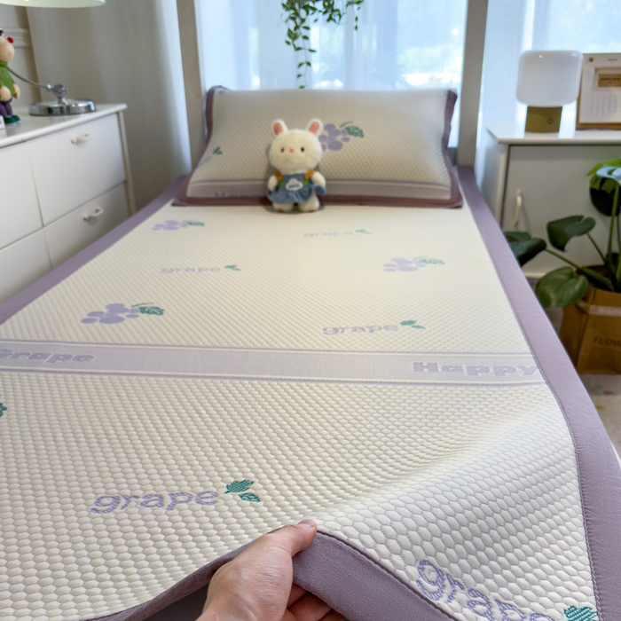 91家纺网 家纺一手货源 找家纺 凯罗 2026新款A类凉豆豆学生宿舍用床席可水洗凉席席子床席款 紫气东来-床席款