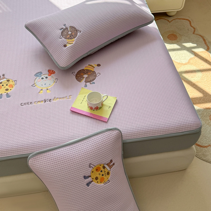 91家纺网 家纺一手货源 找家纺 凯罗 2026新款华夫格凉泡泡绣花凉席席子-床笠款 乐享狂嗨-紫