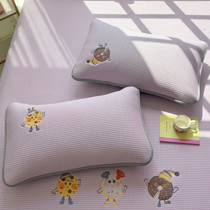 91家纺网 家纺一手货源 找家纺 凯罗 2026新款华夫格凉泡泡绣花凉席席子-床笠款 乐享狂嗨-紫