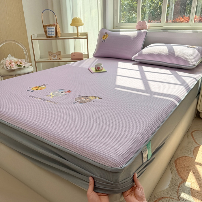 91家纺网 家纺一手货源 找家纺 凯罗 2026新款华夫格凉泡泡绣花凉席席子-床笠款 乐享狂嗨-紫