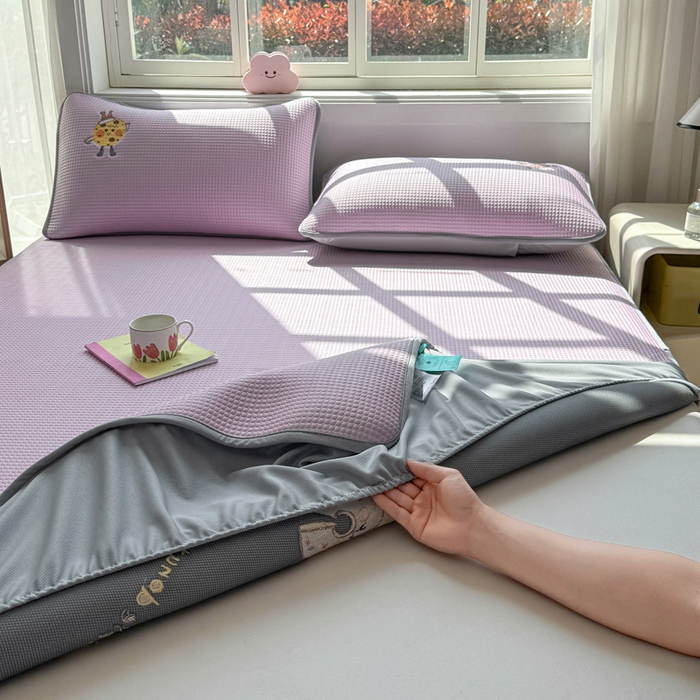 91家纺网 家纺一手货源 找家纺 凯罗 2026新款华夫格凉泡泡绣花凉席席子-床笠款 乐享狂嗨-紫