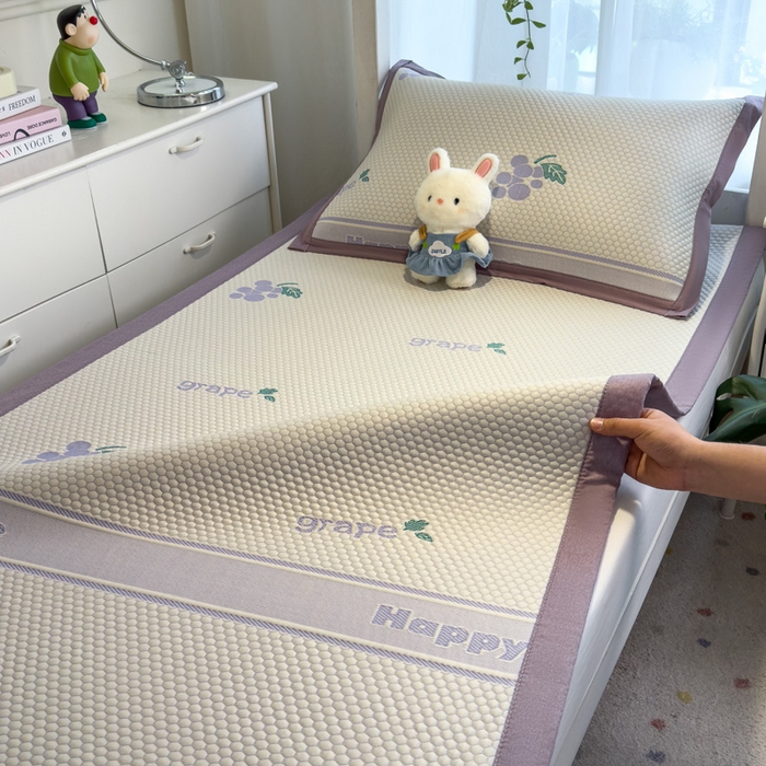 91家纺网 家纺一手货源 找家纺 凯罗 2026新款A类凉豆豆学生宿舍用床席可水洗凉席席子床席款 紫气东来-床席款