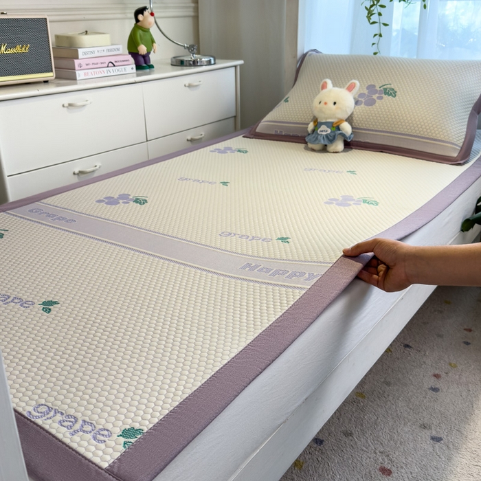 91家纺网 家纺一手货源 找家纺 凯罗 2026新款A类凉豆豆学生宿舍用床席可水洗凉席席子床席款 紫气东来-床席款