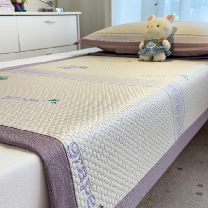 91家纺网 家纺一手货源 找家纺 凯罗 2026新款A类凉豆豆学生宿舍用床席可水洗凉席席子床席款 紫气东来-床席款