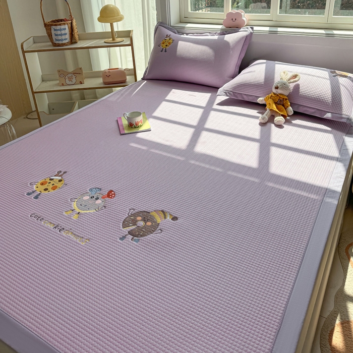 91家纺网 家纺一手货源 找家纺 凯罗 2026新款华夫格凉泡泡绣花凉席席子-床席款 乐享狂嗨-紫