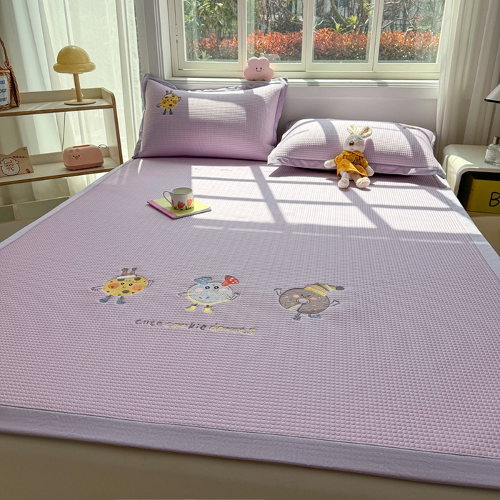 91家纺网 家纺一手货源 找家纺 凯罗 2026新款华夫格凉泡泡绣花凉席席子-床席款 乐享狂嗨-紫