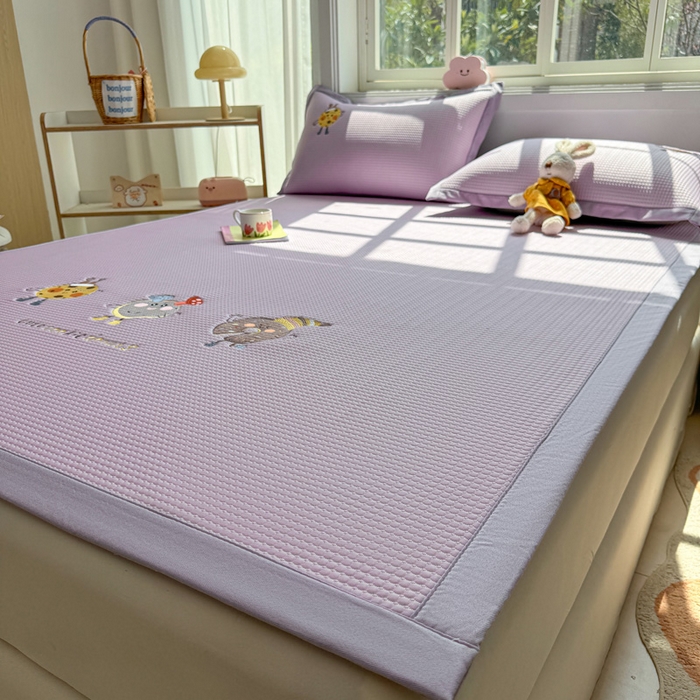 91家纺网 家纺一手货源 找家纺 凯罗 2026新款华夫格凉泡泡绣花凉席席子-床席款 乐享狂嗨-紫