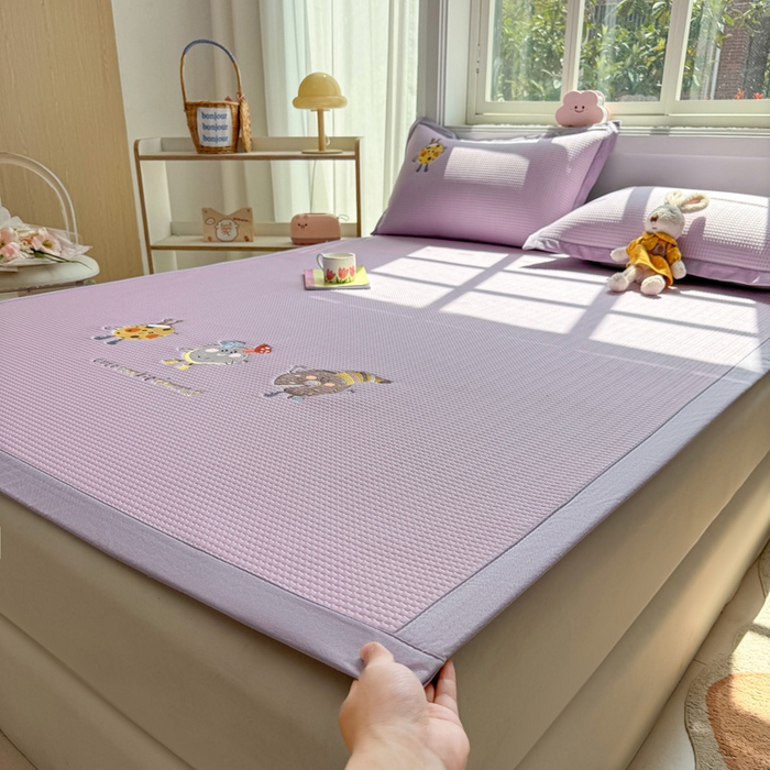 91家纺网 家纺一手货源 找家纺 凯罗 2026新款华夫格凉泡泡绣花凉席席子-床席款 乐享狂嗨-紫