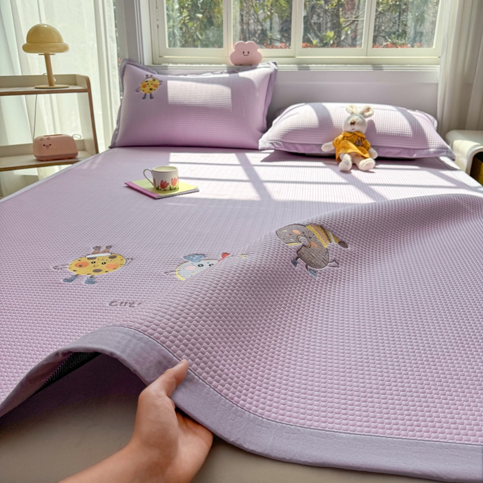 91家纺网 家纺一手货源 找家纺 凯罗 2026新款华夫格凉泡泡绣花凉席席子-床席款 乐享狂嗨-紫