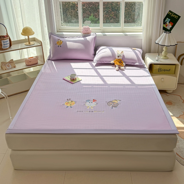 91家纺网 家纺一手货源 找家纺 凯罗 2026新款华夫格凉泡泡绣花凉席席子-床席款 乐享狂嗨-紫