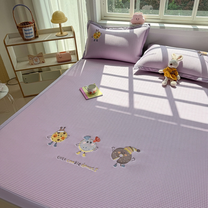 91家纺网 家纺一手货源 找家纺 凯罗 2026新款华夫格凉泡泡绣花凉席席子-床席款 乐享狂嗨-紫