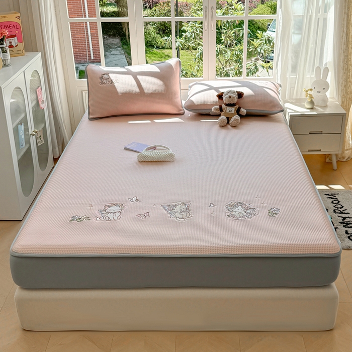 91家纺网 家纺一手货源 找家纺 凯罗 2026新款华夫格凉泡泡绣花凉席席子-床笠款 猫仙子