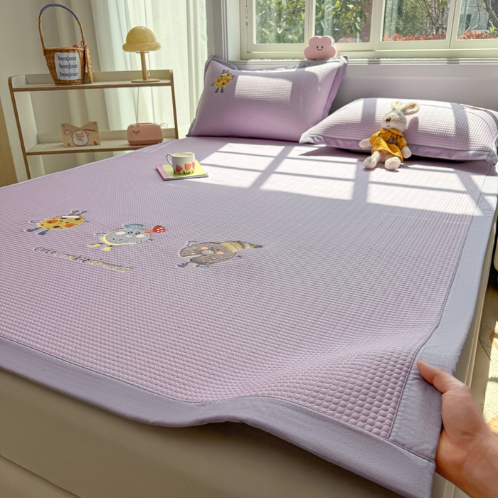 91家纺网 家纺一手货源 找家纺 凯罗 2026新款华夫格凉泡泡绣花凉席席子-床席款 乐享狂嗨-紫