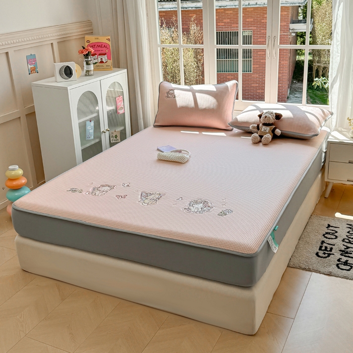 91家纺网 家纺一手货源 找家纺 凯罗 2026新款华夫格凉泡泡绣花凉席席子-床笠款 猫仙子