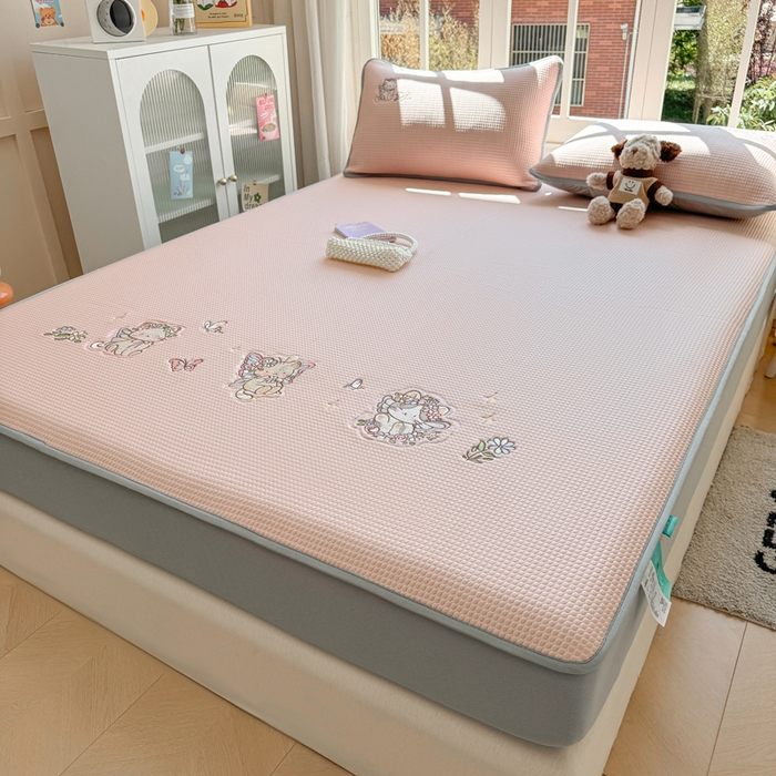 91家纺网 家纺一手货源 找家纺 凯罗 2026新款华夫格凉泡泡绣花凉席席子-床笠款 猫仙子