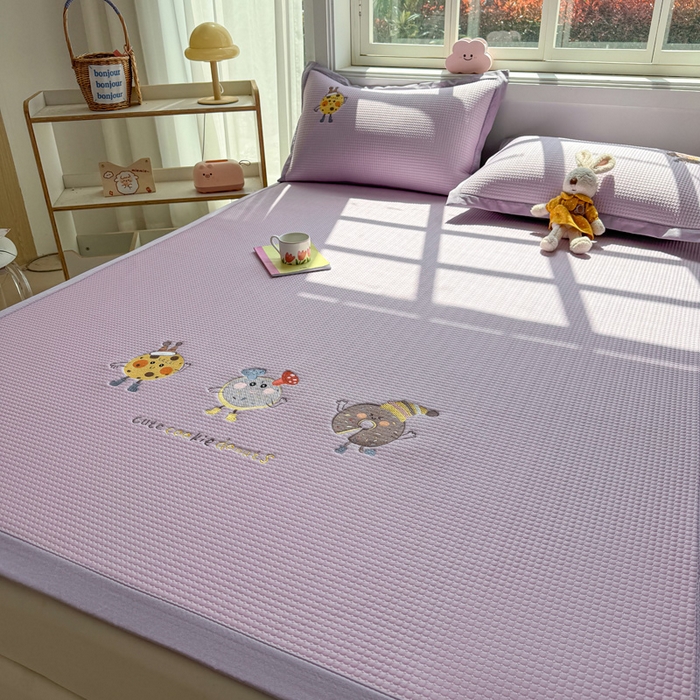 91家纺网 家纺一手货源 找家纺 凯罗 2026新款华夫格凉泡泡绣花凉席席子-床席款 乐享狂嗨-紫