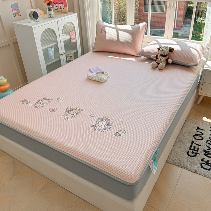 91家纺网 家纺一手货源 找家纺 凯罗 2026新款华夫格凉泡泡绣花凉席席子-床笠款 猫仙子