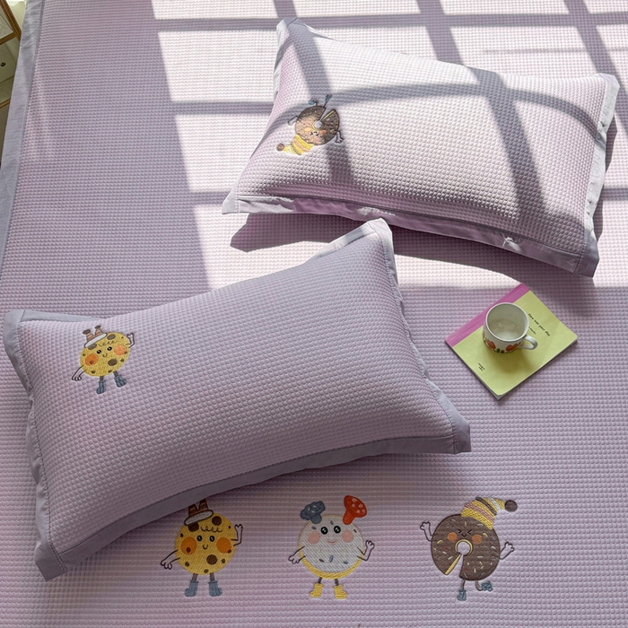 91家纺网 家纺一手货源 找家纺 凯罗 2026新款华夫格凉泡泡绣花凉席席子-床席款 乐享狂嗨-紫