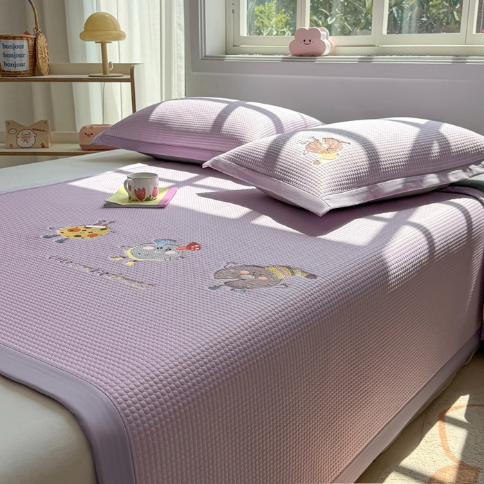 91家纺网 家纺一手货源 找家纺 凯罗 2026新款华夫格凉泡泡绣花凉席席子-床席款 乐享狂嗨-紫